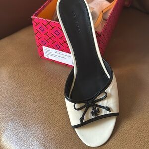 Tory Burch Tory Charm Kitten Heel in Brie/Perfect Black size 9.5 w/box